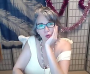 free live sex with  61-year-old cam girl with sexy curvy body silky_petra